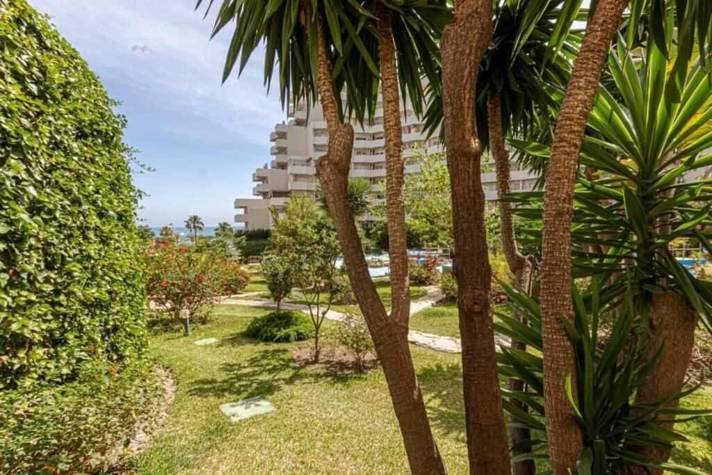 797 Holiday Rentals- Precioso Piso Con Vistas Al Jardin En Benalbeach เบนัลมาเดนา ภายนอก รูปภาพ