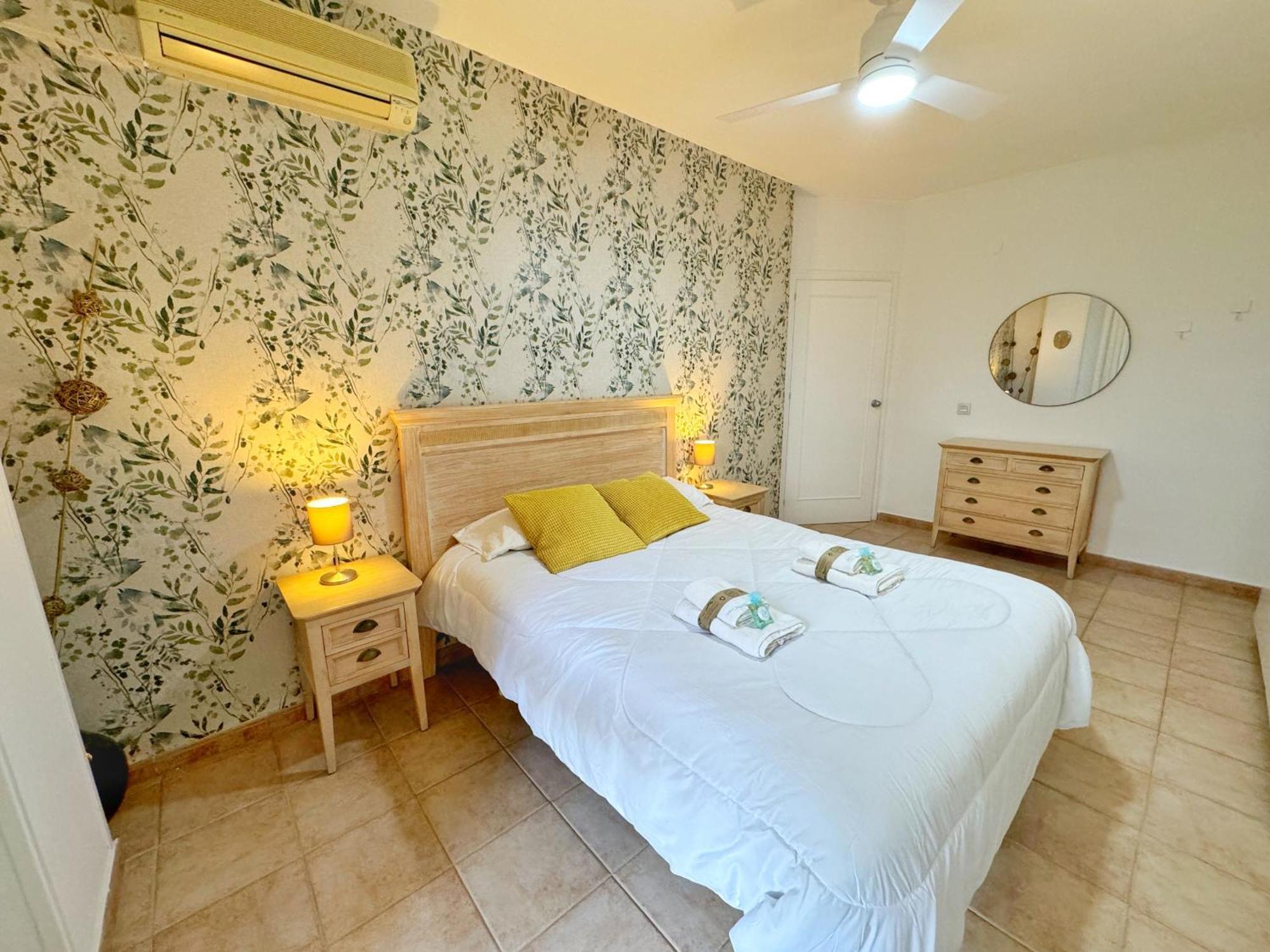 797 Holiday Rentals- Precioso Piso Con Vistas Al Jardin En Benalbeach เบนัลมาเดนา ภายนอก รูปภาพ